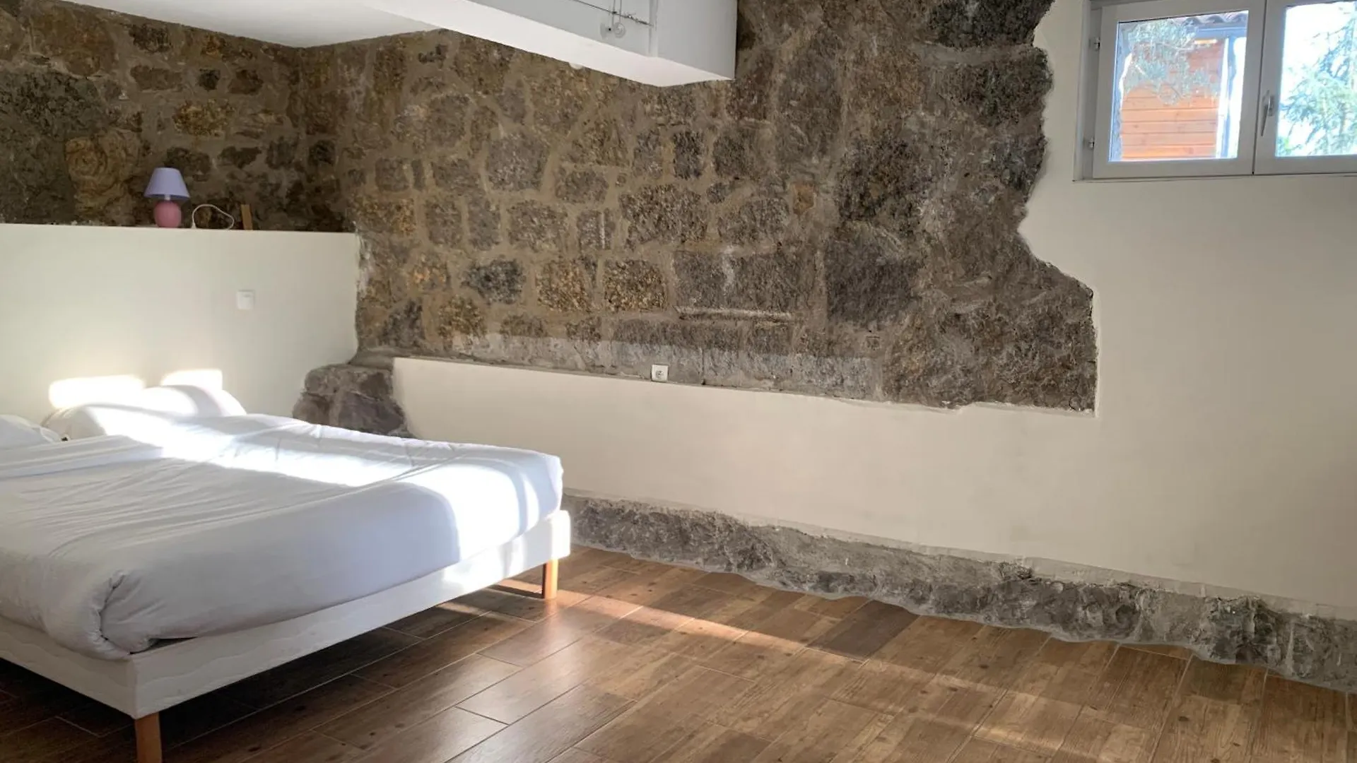 Σπίτι διακοπών Gite Avec Piscine Privee Au Coeur D'Une Foret De Chenes Proche De Vallon Pont D'Arc Saint Alban Auriolles